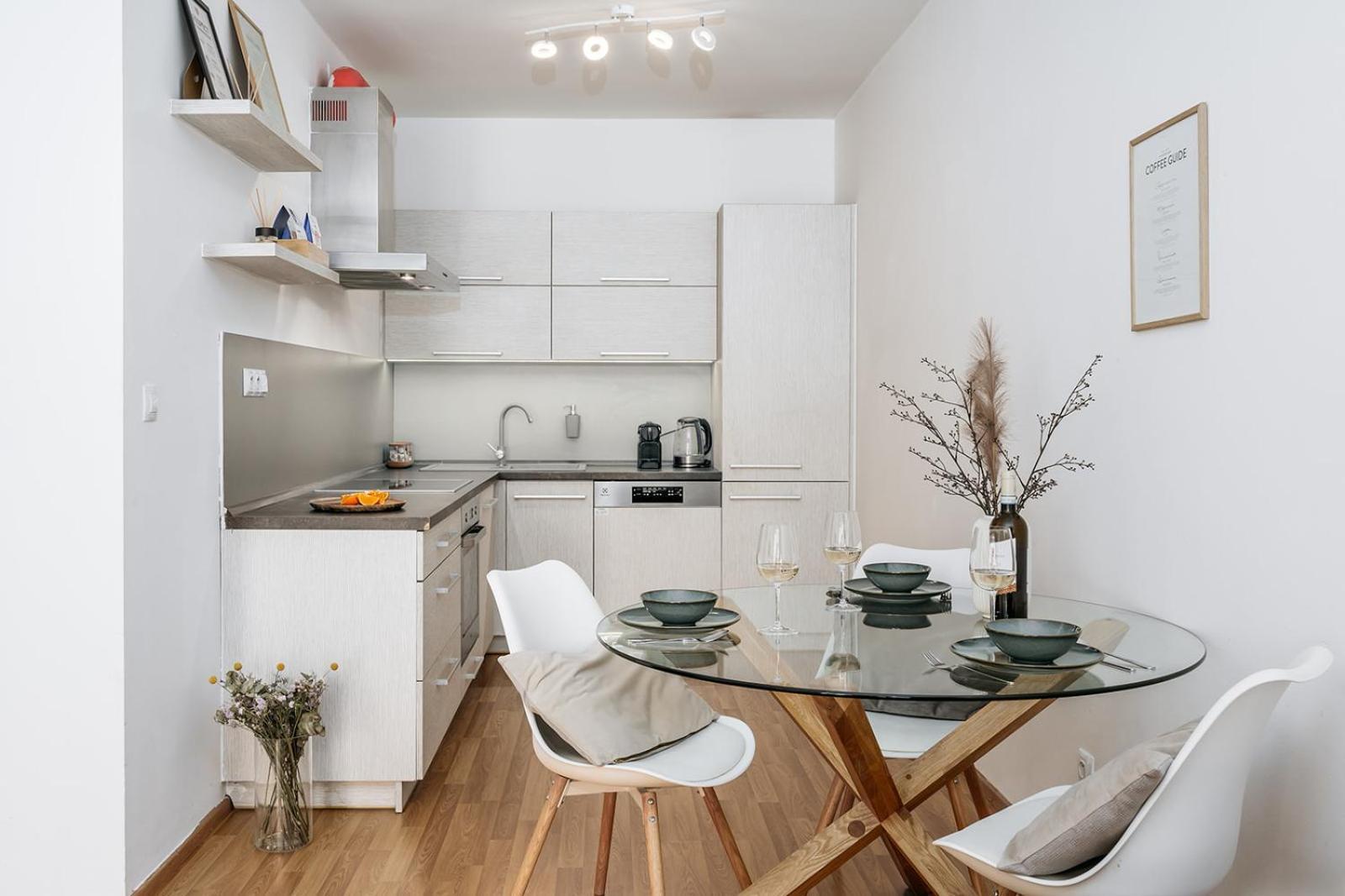 Prague Days - Bright Apartment - Balcony - Private Parking 외부 사진