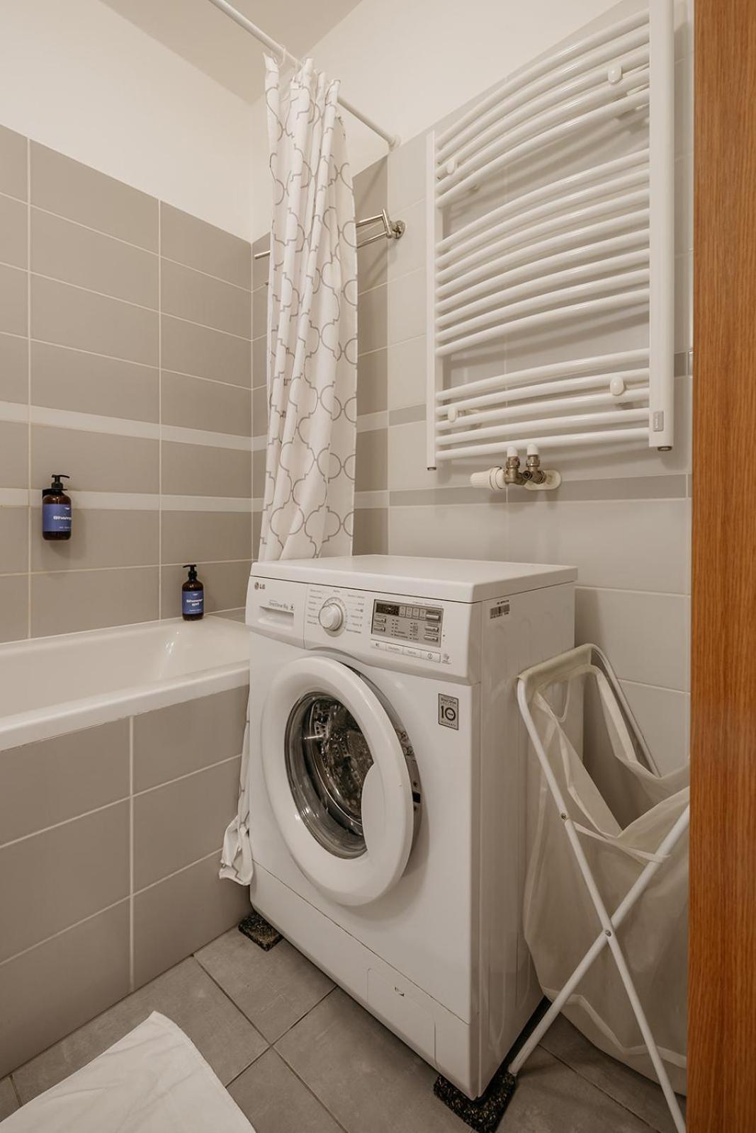 Prague Days - Bright Apartment - Balcony - Private Parking 외부 사진